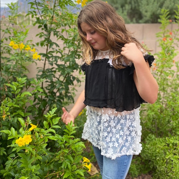 Adorable Ruffle Lace Top 😱❤️ - Picture 3 of 3